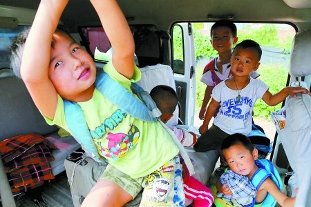 郑州一幼儿园校车超载荷载8人拉了16个孩子