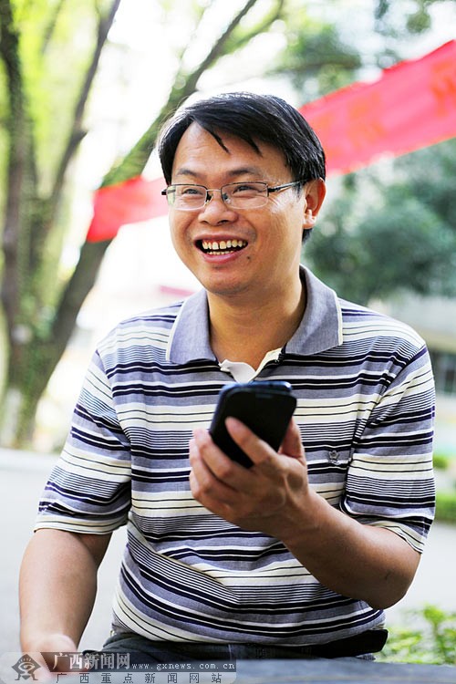 用微博与学生家长交流“萌校长”微博上万粉丝