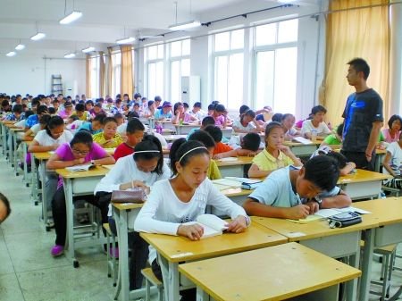 洛阳一所中学收学生午休费校方称补贴老师(图)