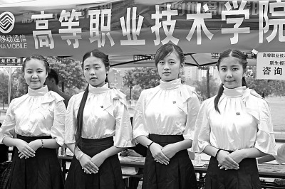 高校“淑女”迎新生学弟“问题”特别多(图)