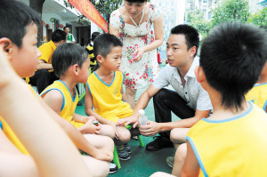 幼儿园男教师数量少受宠成长路径狭窄跳槽多