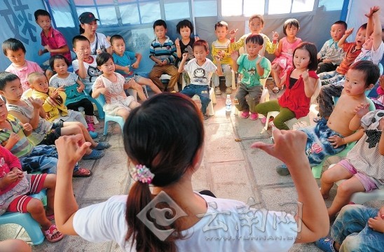 彝良地震灾区帐篷学校开课第一课学“坚强”