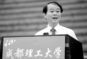 高校领导淋雨为新生讲话引热议被质疑作秀(图)