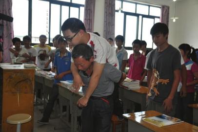 男孩患脑瘫父亲陪读9年自称想当医生帮更多人