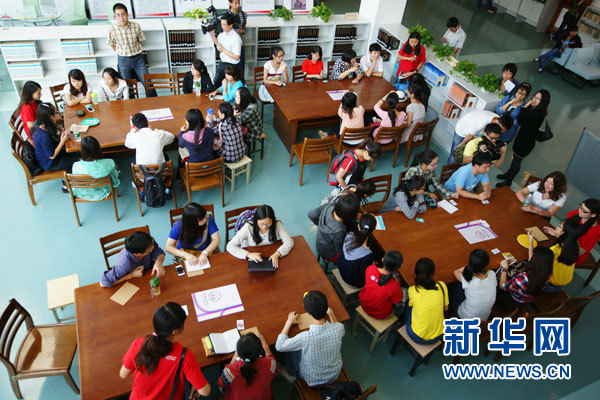 南京高校现真人版图书馆促进青年分享人生经验