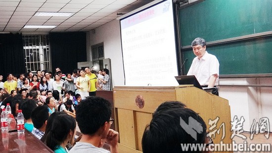 高校校长称社会功利教授工资不体面才搞项目创收