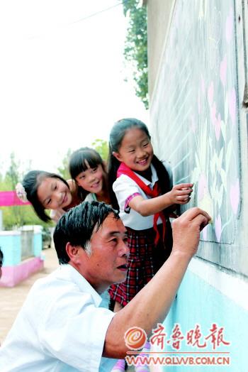 男子举债为家乡建3所学校称孩子有书读就高兴