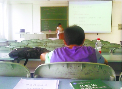 学生忙考研实习大四课堂老师频唱“空城计”