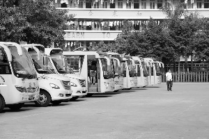 广州两学校新校车持临时牌照被扣遭遇身份之困