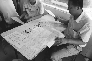 广州两学校新校车持临时牌照被扣遭遇身份之困(2)