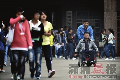 大学生坚持8年背残疾同学上学(图)