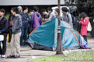 考研学子凌晨4点扎帐篷占座抢占自习室座位(图)