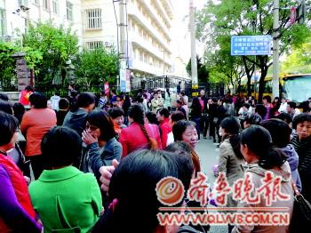 聚焦“中国式接送”6旬老人接孩子每天步行1小时