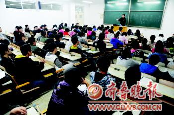 高校教师讲孙子兵法像演喜剧学生自带马扎蹭课