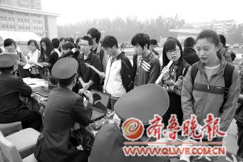 2012年冬季征兵将展开女兵优先征高校入学新生