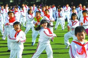 北京一小学跳《江南Style》骑马舞取代课间操
