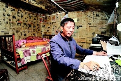 乡村教师坚守破旧木楼16年怕起火夏天不用电扇