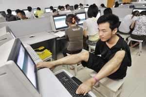 高校无臂小伙励志故事引关注游泳弹吉他样样行