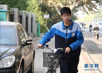 中学生撞坏车留条道歉感动网民淡然面对赞誉(图)
