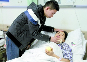 大四生轮流照顾患重病同学病房内准备求职考研