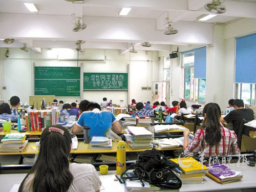 高校“考试季”:学子发帖求买考研自习座位(图)