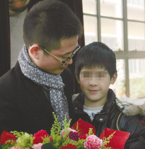 北川大学生跳进冰渠救落水者地震中失去30名亲人