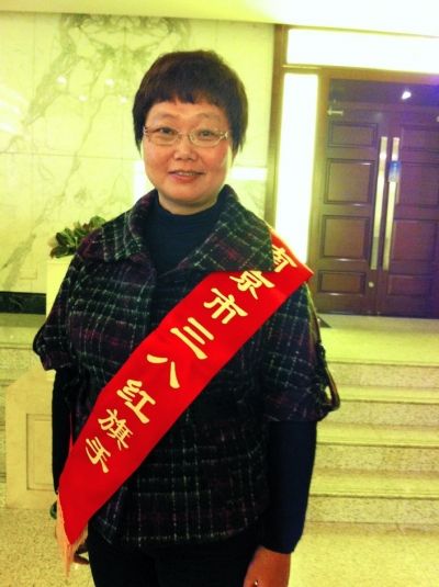 学工处处长用双臂接住跳楼轻生女学生(图)