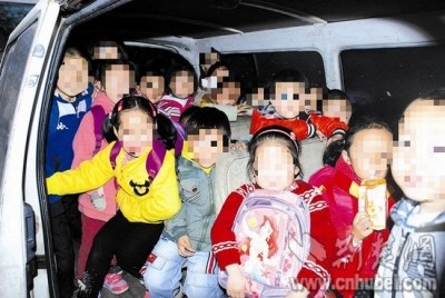 武汉查获幼儿园黑校车11座面包车挤进28个孩童