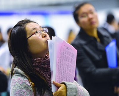 毕业生为避企业裁员风招聘会上挤破头进国企