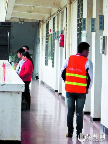 学生抽烟屡教不改被学校罚穿黄马甲捡烟头(图)