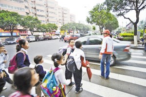家长被排班路口当“交警”学校称参与纯属自愿