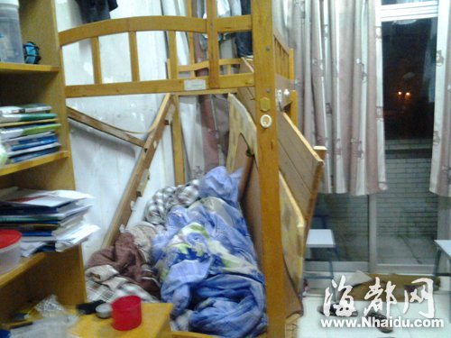 大学宿舍床铺坍塌学生连人带床掉落下铺(图)