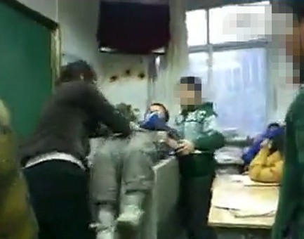 女教师当众脱男生裤子校长被记大过(图)