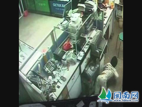 沉迷网络游戏10岁女童匍匐进店偷走万元(图)