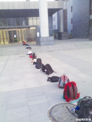 高校学子期末开启“学霸模式”图书馆一座难求