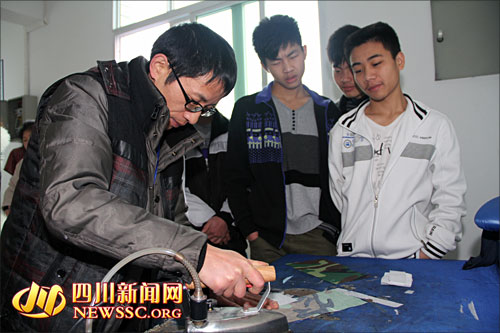 残疾教师患肿瘤坚持代课6年省长批示救助治疗