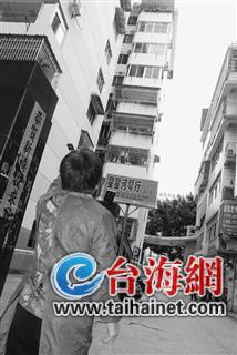 校门口降“钞票雨”孩子拾金不昧大人顺手牵羊