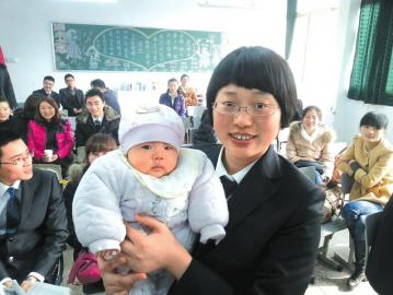 妈妈抱娃参加公务员面试候考室全员轮流抱孩子