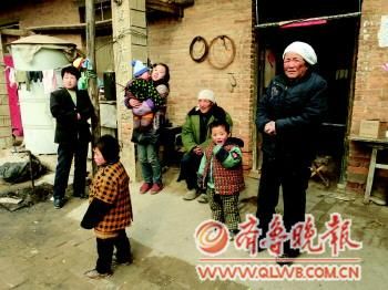 12岁女孩辍学代患病母亲照顾全家(图)