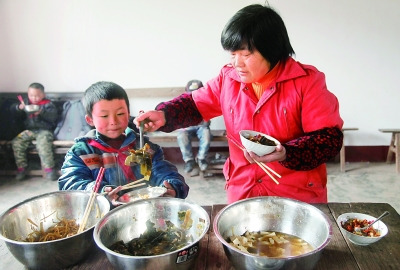 乡村教师捡破烂办“免费午餐”自己无正式工资