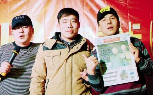 大学生“炫父帖”点击超千万网友跟帖“炫父”