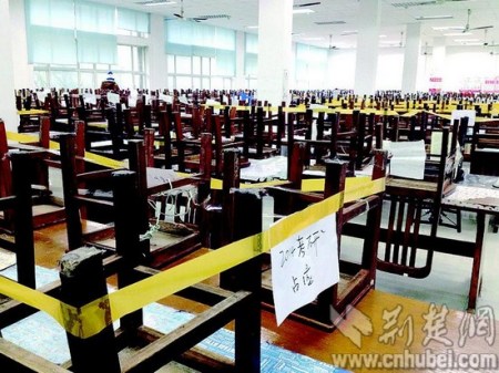武汉高校自习座位被“封抢”胶带铁链成抢座神器