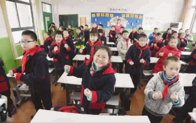跳“蛇舞”收“红包”学生开学首日精彩纷呈