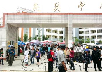 宝兴县灵关中学成避难所:全镇房损9成唯校舍无恙