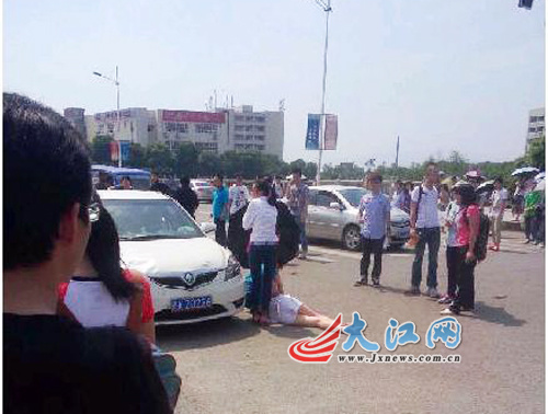南昌大学校内三女生被撞伤肇事女司机被控制(图)