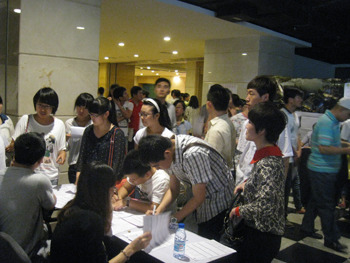 媒体调查大学生求职之苦:四环节致就业市场混乱