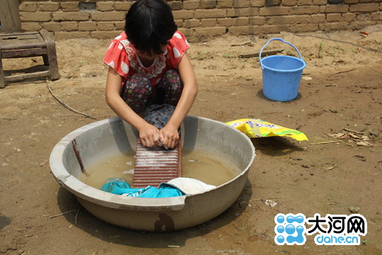 九岁女童辍学照顾生病家人六一节梦想是上学