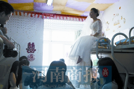 高校两学生毕业前办“校园婚礼”:宿舍成婚房