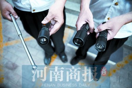 8名小学生持警棍电击枪KTV门口对峙欲打架(图)