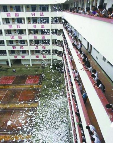 高三生考前撕书抛撒网友:万一复读怎么办(图)